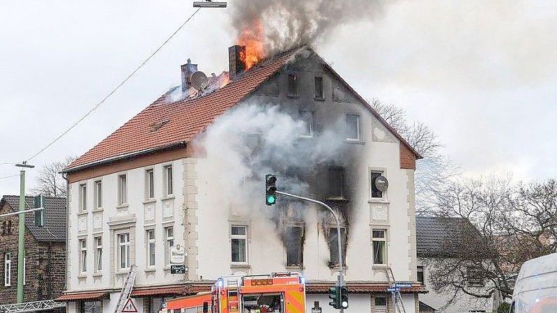 Einsatzkräfte der Feuerwehr bei dem Brand in dem Mehrfamilienhaus in Hagen. Foto: Alex Talash/dpa