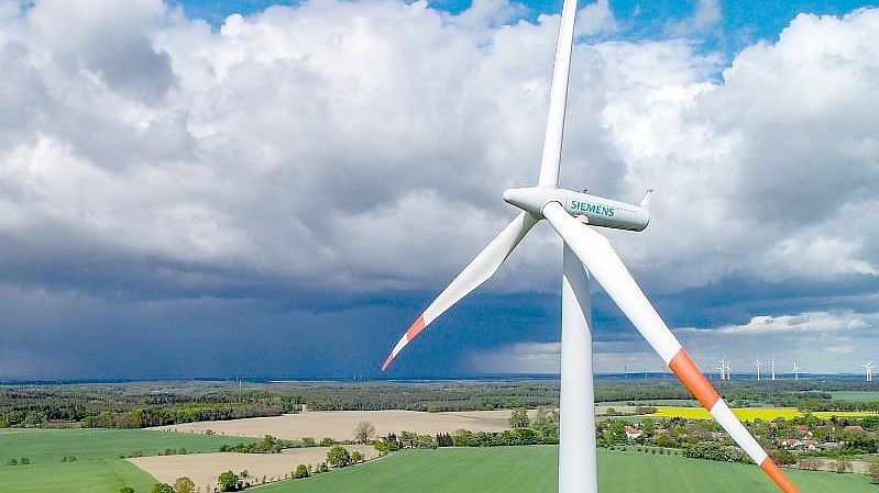 Eine Windenergieanlage des Herstellers Siemens im Osten des Landes Brandenburg. Foto: Patrick Pleul/dpa-Zentralbild/dpa