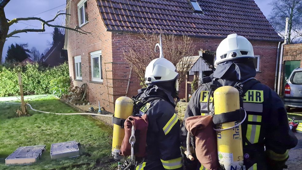 Unter Atemschutz gingen Feuerwehreinsatzkräfte in das Wohnhaus, in dem es zu einem Zimmerbrand gekommen war. Foto: Ammermann