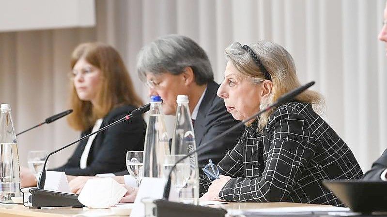 Barbara Leyendecker (l-r), Ulrich Wastl, Marion Westpfahl und Martin Pusch von der Münchner Anwaltskanzlei Westpfahl Spilker Wastl bei der Vorstellung des Gutachtens zu Fällen von sexuellem Missbrauch im katholischen Erzbistum München und Freising. Foto: Sven Hoppe/dpa POOL/dpa