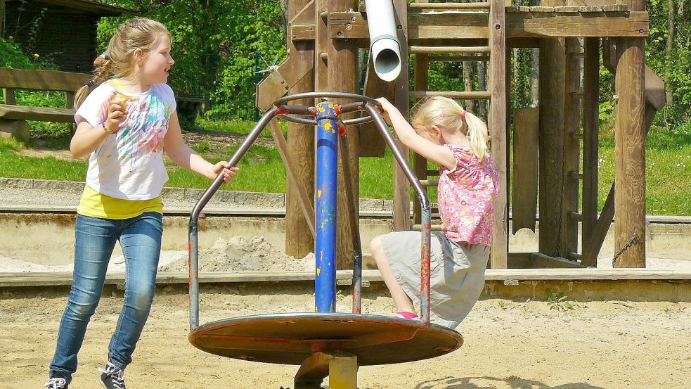 Zwei Mädchen toben auf einem Spielplatz: Wer Kinder betreut, hat durch das neue Kita-Gesetz mehr Herausforderungen. Symbolfoto: Archiv