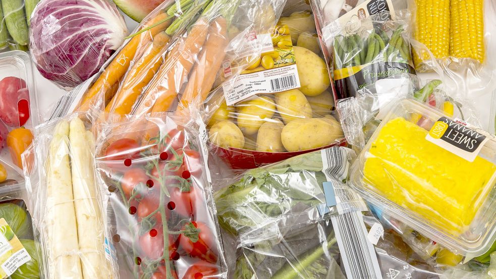 Frische Lebensmittel Gemüse Obst jeweils einzeln in Plastikfolie verpackt alle Lebensmittel gib Foto: imago stock&people