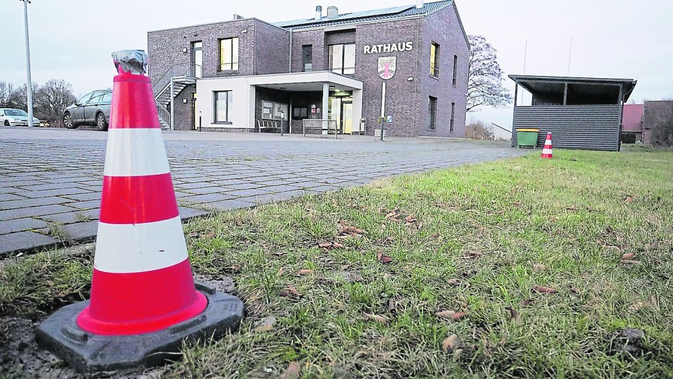 Am Rathaus in Surwold hat es Vandalismusschäden gegeben. Foto: Moormann