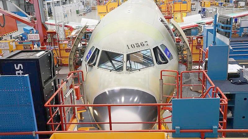 Ein A321-Jet in der Montagehalle im Airbus-Werk in Hamburg-Finkenwerder. Foto: Marcus Brandt/dpa
