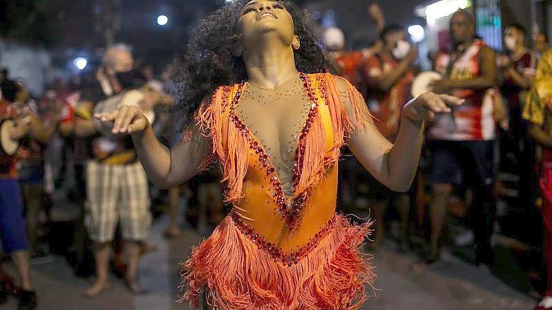 Sambaschuln bereiteten sich bereits auf den Karneval vor. Nun wurden die Umzüge in Brasilien erneut verschoben. Foto: Bruna Prado/AP/dpa