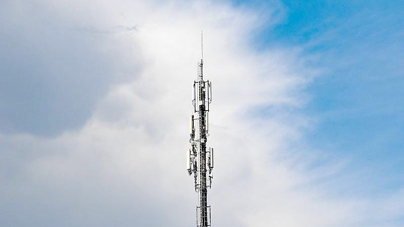 Ein Mobilfunk-Sendemast: An mehr als 1000 Mobilfunk-Standorten in Deutschland komme derzeit der Ausbau nicht voran. Foto: Jens Kalaene/dpa