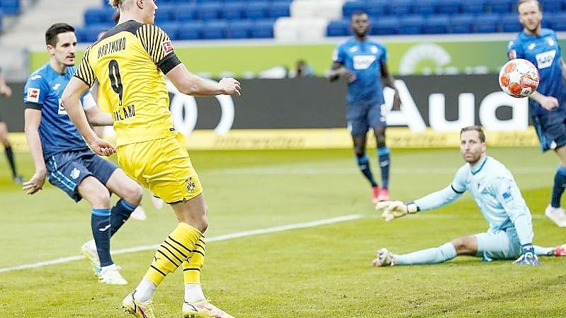 Dortmunds Erling Haaland (2.v.l) schießt das Tor zum 0:1. Foto: Uwe Anspach/dpa