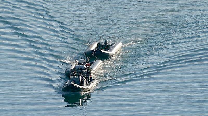 Ein Schiff der Border Force schleppt nach Zwischenfällen mit kleinen Booten im Ärmelkanal Boote, die vermutlich von Migranten benutzt werden. Foto: Gareth Fuller/PA Wire/dpa