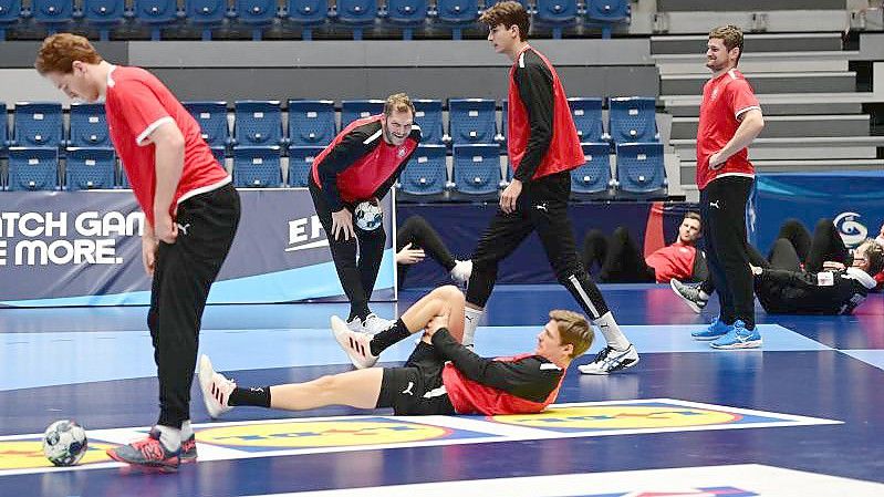 Die deutsche Handball-Nationalmannschaft macht sich für das Training warm. Foto: Marijan Murat/dpa
