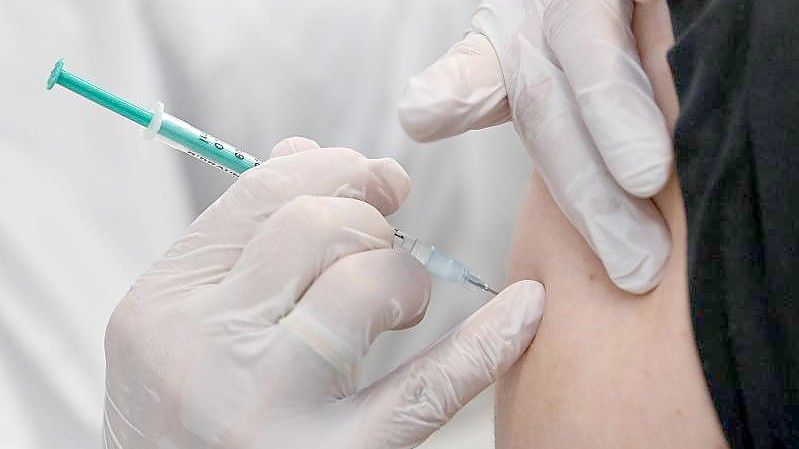 Ein Mann bekommt eine Schutzimpfung gegen Covid-19 mit dem Wirkstoff von Biontech/Pfizer. (Archivbild). Foto: Patrick Pleul/dpa-Zentralbild/dpa