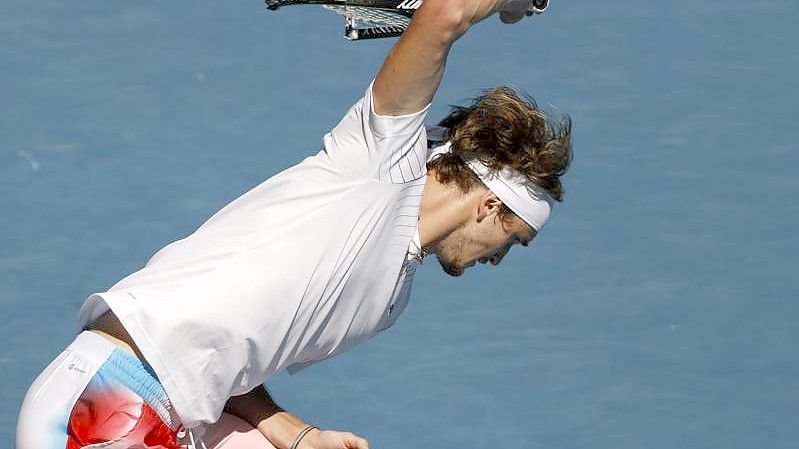 Alexander Zverev zertrümmerte in der Partie gegen Denis Shapovalov frustriert seinen Schläger. Foto: Tertius Pickard/AP/dpa