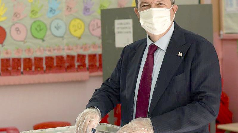 Ersin Tatar während seiner Stimmabgabe in Nikosia. Foto: Nedim Enginsoy/AP/dpa