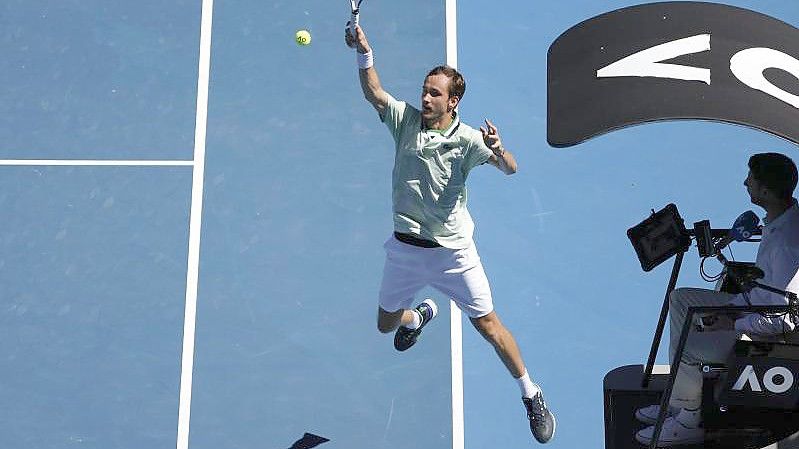 Daniil Medwedew ist in Melbourne eine Runde weiter. Foto: Hamish Blair/AP/dpa