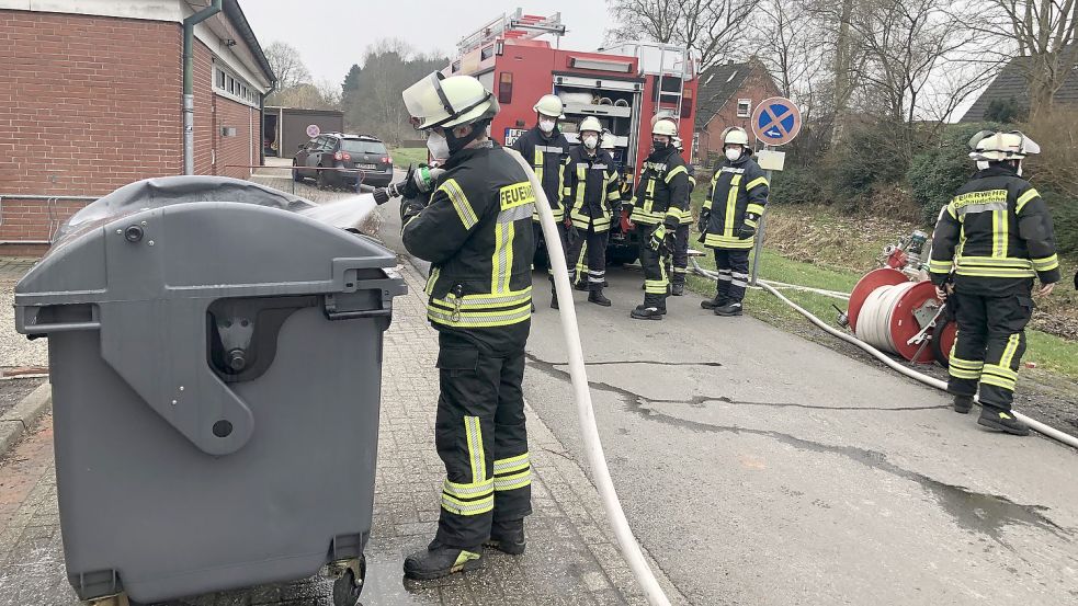 Der Inhalt eines Abfallcontainers bei der Grundschule in Ostrhauderfehn war in Brand geraten. Foto: Zein