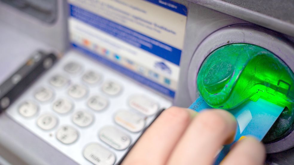 Banken und die Sparkasse schließen nicht nur immer mehr Filialen. Vielerorts steht den Kunden noch nicht einmal mehr ein Geldautomat zur Verfügung. Foto: Gutierrez-Juarez/DPA