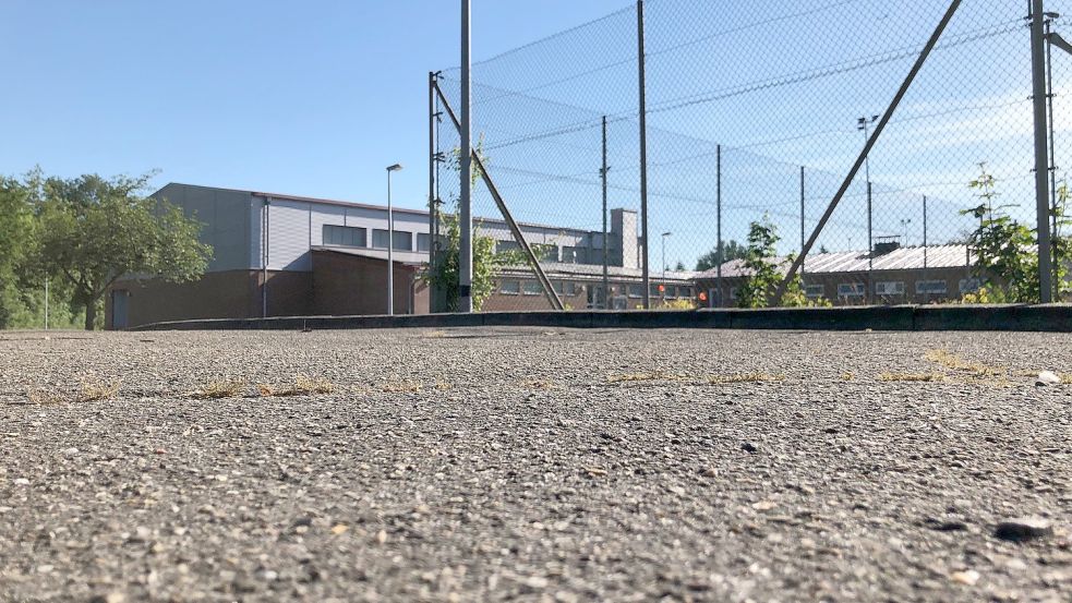 Beim Bau der Turnhalle beim Sportgelände des SV Concordia Ihrhove ist schon einmal ein Teil der Flächen von Altlasten, die dort vor Jahrzehnten vergraben worden sind, befreit worden. Foto: Ammermann/Archiv