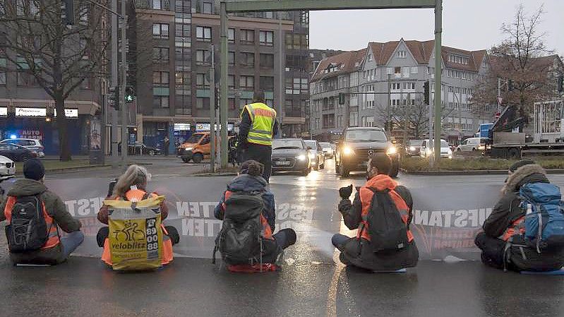 Die Klimaaktivisten in Berlin fordern unter anderem weniger Lebensmittelverschwendung. Foto: Paul Zinken/dpa