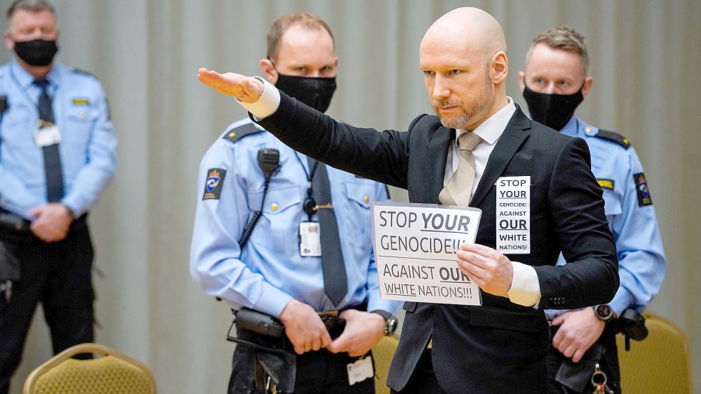 Hitlergruß vor Gericht: Nach dem Rechtsterroristen Anders Breivik – hier bei einem Termin in der vergangenen Woche – ist eine Whatsapp-Gruppe benannt, in der ein 37-jähriger Wiesmoorer ein Hakenkreuz veröffentlichte. Foto: Berg-Rusten/dpa