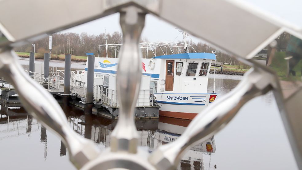 Der Ausflugsdampfer der Touristik Barßel-Saterland im Barßeler Hafen, die MS „Spitzhörn“, ist in die Jahre gekommen. Manches ist verschlissen. Deshalb wird das Schiff derzeit generalüberholt. Die Gemeinde Barßel finanziert die Maßnahmen mit 50.000 Euro mit. Foto: Passmann