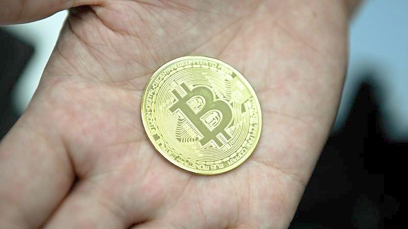 Eine nachgemachte Münze mit dem Bitcoin-Logo. Foto: Nicolas Armer/dpa