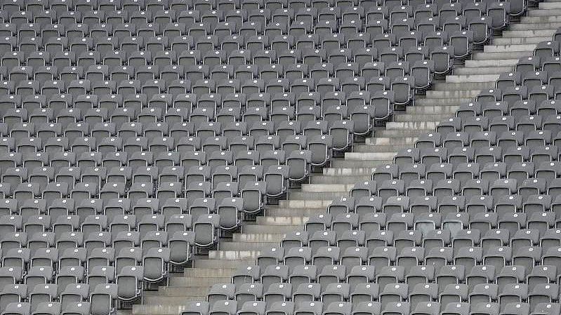 Die leeren Sitzreihen in der Ostkurve des Berliner Olympiastadions. Foto: Soeren Stache/dpa-Zentralbild/dpa