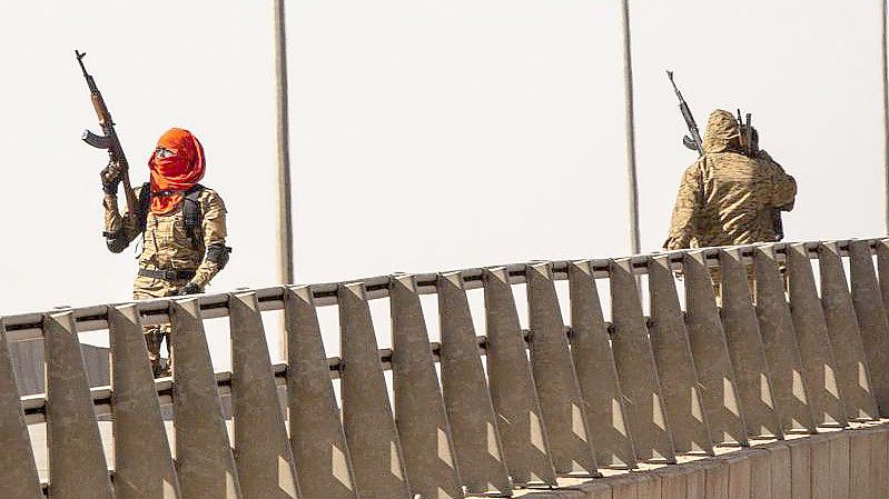 Zwei rebellische Soldaten in in der Hauptstadt Ouagadougou. Foto: Sophie Garcia/AP/dpa