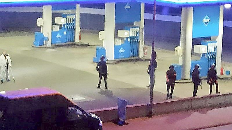 Ein Angestellter der Tankstelle ist in Idar-Oberstein in Rheinland-Pfalz von einem mit einer Pistole bewaffneten Mann erschossen worden. Foto: Christian Schulz/Foto Hosser/dpa