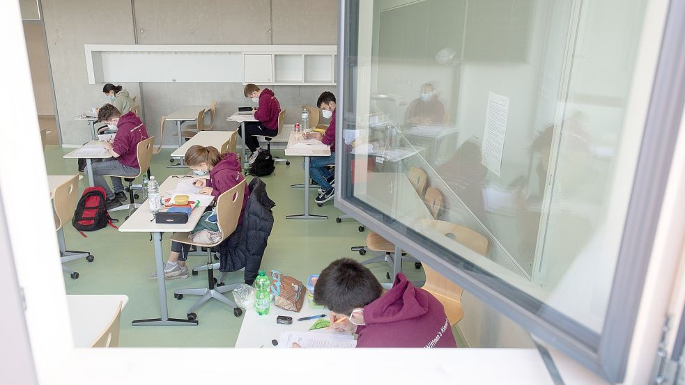 Wegen der Corona-Pandemie werden viele Klassenzimmer regelmäßig gelüftet. Die Stadt Cloppenburg setzt zusätzlich auf Raumluftreiniger. Sie will für ihre Schulen Millionen in diese Technik investieren. Symbolfoto: DPA
