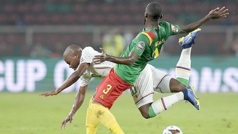 Bei dem Spiel Komoren gegen Kamerun sind bei einer Massenpanik mehrere Menschen getötet worden. Foto: Themba Hadebe/AP/dpa