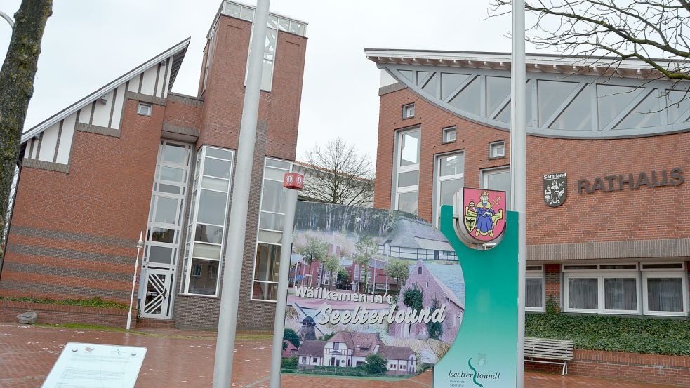 Das Rathaus der Gemeinde Saterland: Sitzungen der politischen Gremien finden weiter in Präsenz statt. Archivfoto: Passmann