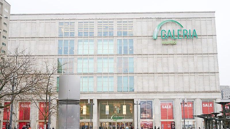 Das Warenhaus Galeria Karstadt Kaufhof am Berliner Alexanderplatz. Foto: Annette Riedl/dpa