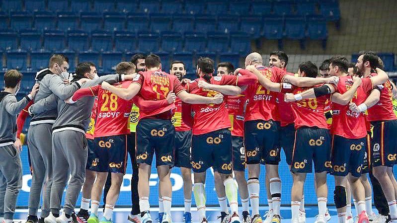 Spaniens Team jubelt nach dem Spiel. Foto: Marijan Murat/dpa