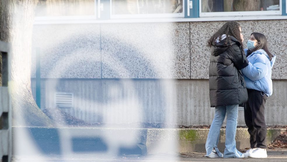 Auf die Maskenpflicht weist an dieser Realschule in Osnabrück ein Schild hin. Mit den Corona-Maßnahmen an Schulen sind nicht alle Eltern einverstanden. Manche schießen mit ihren Unmutsäußerungen gegenüber Lehrkräften weit übers Ziel hinaus. Foto: Gentsch/DPA