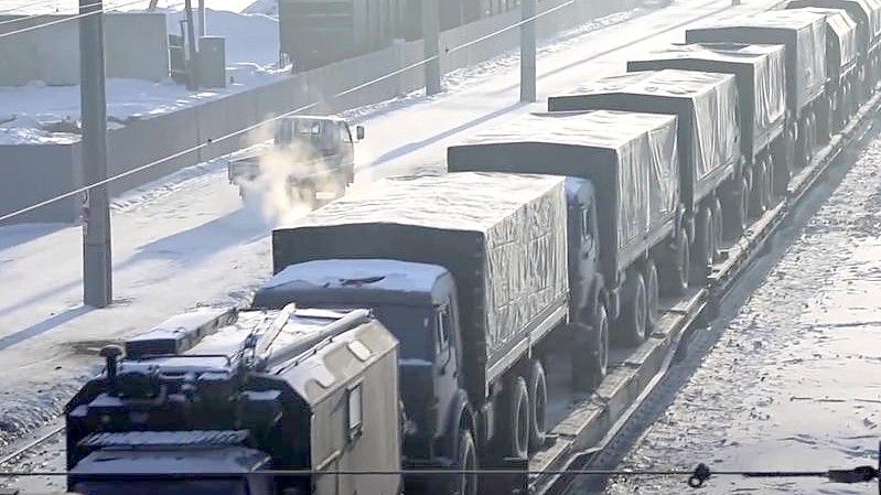 Russische Militärfahrzeuge auf einem Bahnsteig sind auf dem Weg zu einer gemeinsamen Militärübung in Belarus. Foto: Uncredited/Russian Defense Ministry Press Service/AP/dpa