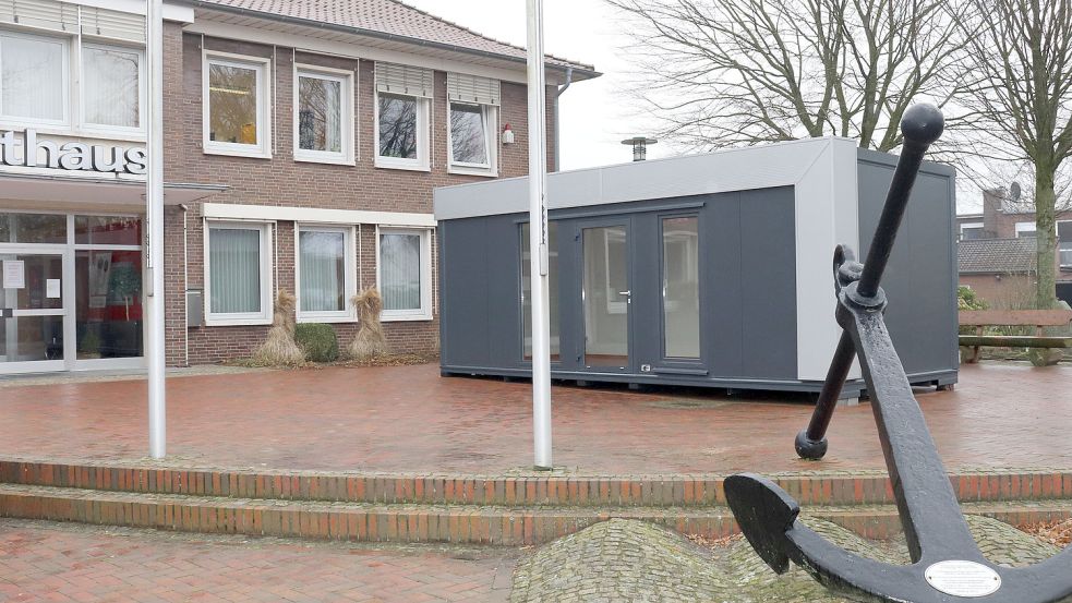 Der neue Bürocontainer steht vor dem Rathaus. Foto: Wlodarczyk/Gemeinde Barßel