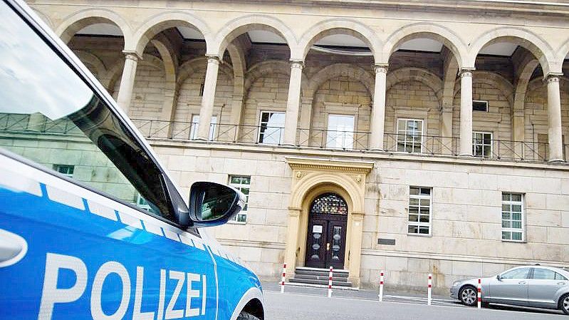 Vor der Jugendkammer des Landgerichts Wuppertal ist ein 22-Jähriger wegen schweren sexuellen Missbrauchs an vier Kindern angeklagt. Foto: Jan-Philipp Strobel/dpa