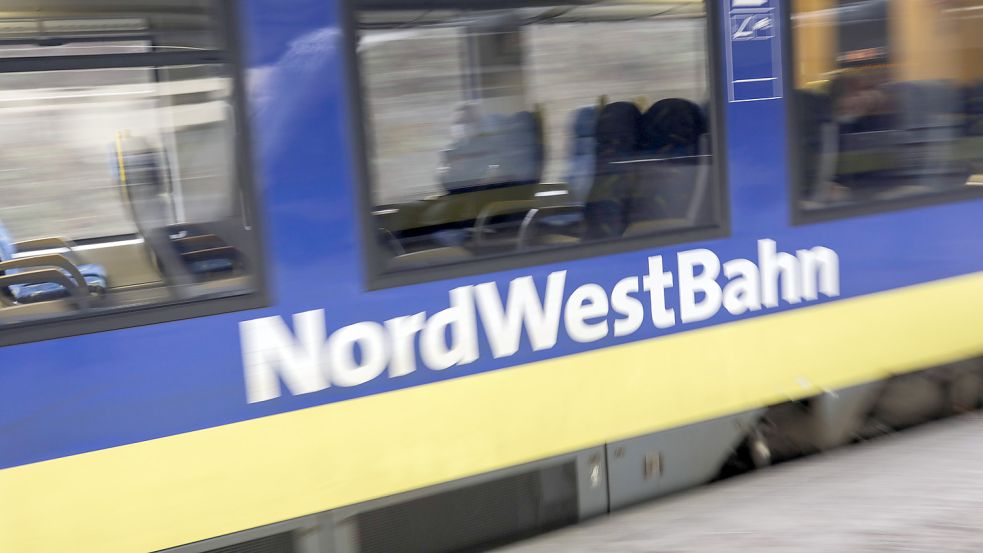 Bei einer Schlägerei in einer Nordwestbahn in Bremen ist ein Mann erheblich verletzt worden. Foto: Michael Gründel