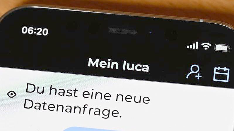 Die Startseite einer Luca-App ist auf einem Bildschirm eines Smartphones dargestellt. Foto: Bernd Weißbrod/dpa/