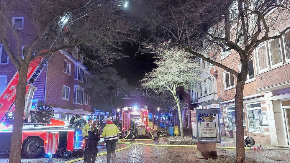 Bei einem Feuer in der Silvesternacht in Emden sind mehrere Menschen verletzt worden. Der Täter hat sich nun der Polizei gestellt. Bild: Hanssen