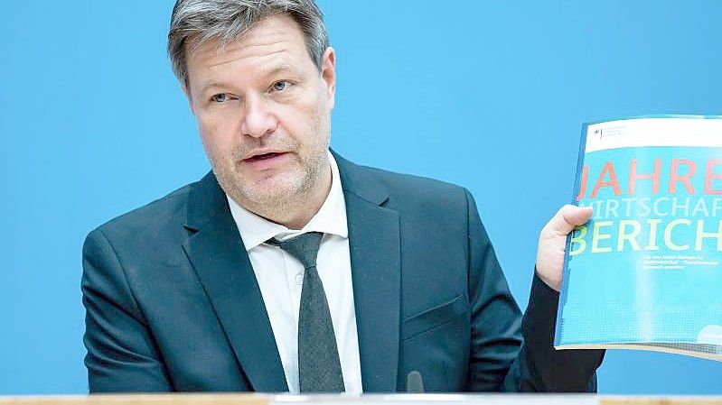 Bundesminister Robert Habeck stellt den Jahreswirtschaftsbericht vor. Foto: Bernd von Jutrczenka/dpa