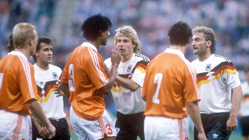 Das Los brachte Spannungen, wie bei der Auseinandersetzung zwischen Frank Rijkaard (li) und Rudi Völler (re). Foto: Imago Images/Sven Simon