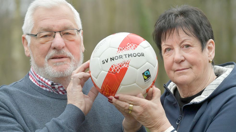 Seit 54 Jahren sind Sigrid und Martin Kroon verheiratet. Praktisch zur Familie gehört auch seit Jahrzehnten der SV Nortmoor. Jetzt gibt das Paar aus gesundheitlichen Gründen einige Aufgaben ab und zieht nach Veenhusen. Foto: Ortgies