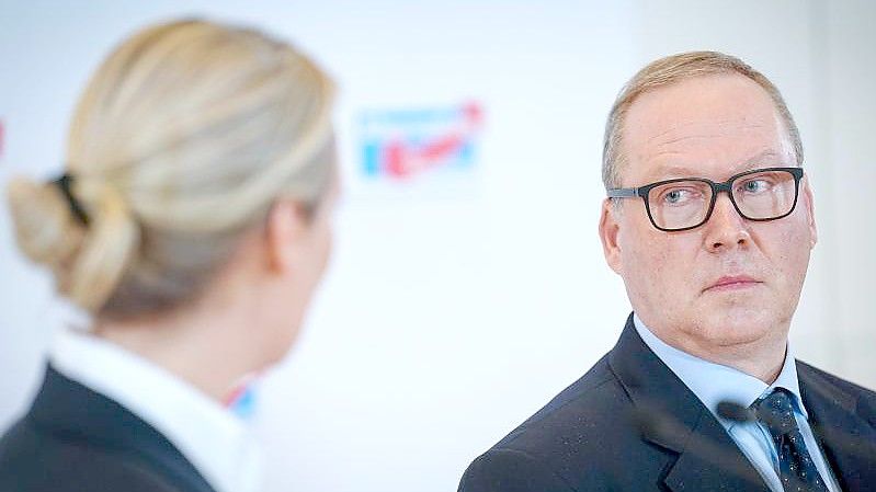 Will für die AfD ins Rennen um das Amt des Bundespräsidenten gehen - außer die CDU stellt doch noch selbst einen Kandidaten: Max Otte (neben Alice Weidel). Foto: Kay Nietfeld/dpa