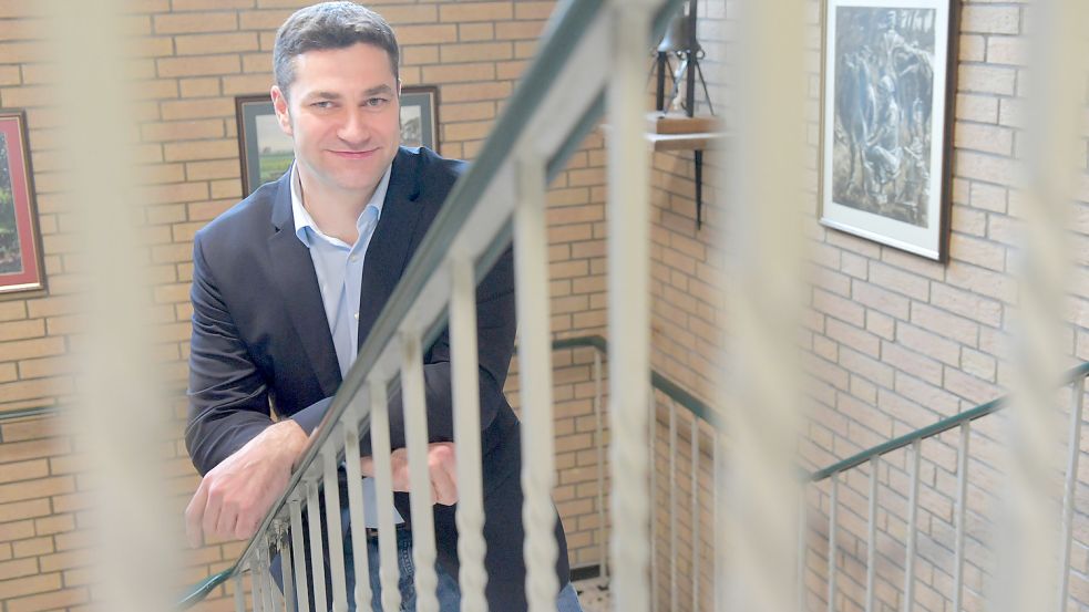 Hier steht Christoph Busboom auf der Treppe, die ins Oberschoss des Rathauses in Filsum führt. Dort hat der Verwaltungschef sein Büro. Foto: Ortgies