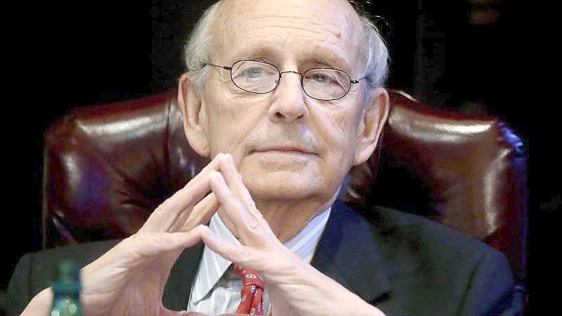 Stephen Breyer will Berichten zufolge in den Ruhestand gehen und einen Sitz am Obersten Gericht der USA freigeben. Foto: Steven Senne/AP/dpa