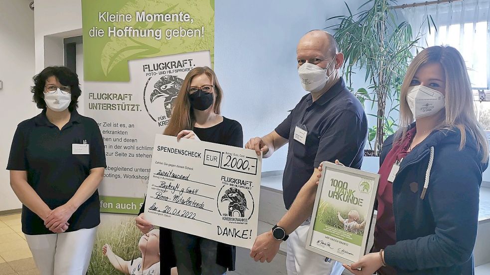 Bei der symbolischen Scheckübergabe: (von links) Ute Schade (MAV), Anne de Vries von „Flugkraft“, MAV-Vorsitzender Matthias Fühner und Tine Hollander (MAV) tauschten sich über das Projekt aus. Foto: privat