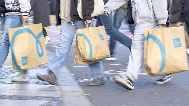 Laut GfK-Studie hellt sich die Verbraucherstimmung im Januar etwas auf. Foto: Carsten Koall/dpa