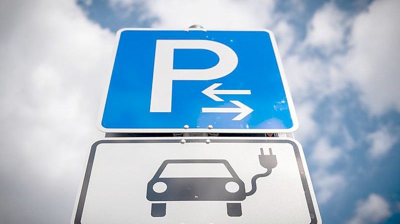 Der ADAC kritisiert uneinheitliche Regeln beim Parken an öffentlichen Stromladesäulen. Foto: Hendrik Schmidt/dpa-Zentralbild/dpa