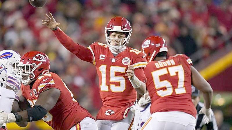 Der Quarterback der Kansas City Chiefs, Patrick Mahomes (15), wirft einen Pass. Foto: Charlie Riedel/AP/dpa