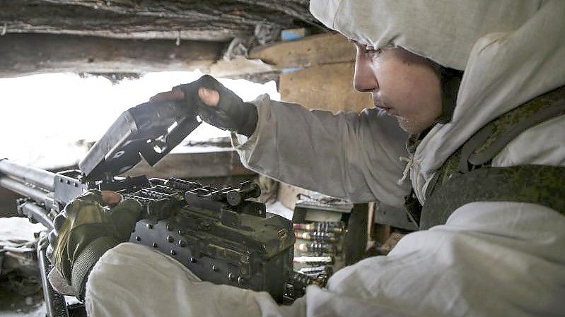 Ein ukrainischer Soldat in den umkämpften Gebieten im Osten des Landes überprüft ein Maschinengewehr. Foto: Alexei Alexandrov/AP/dpa